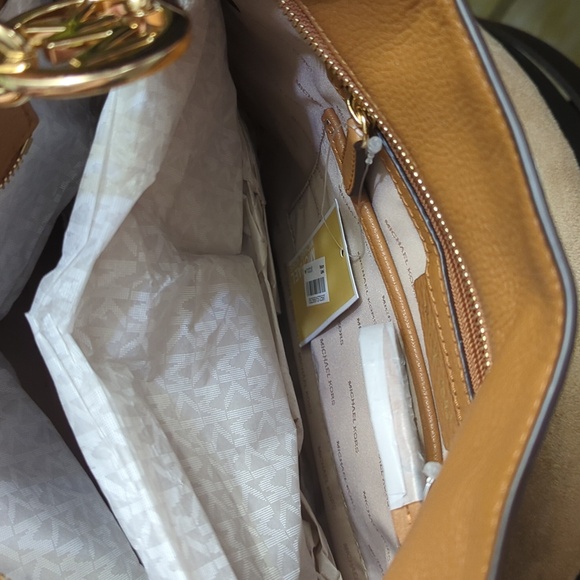 023 - NWT MICHAEL KORS shoulder bag! 💕 - Picture 6 of 13